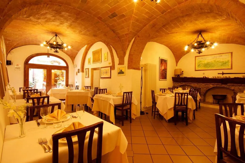 سان جيمينيانو Locanda Il Pino إيطاليا