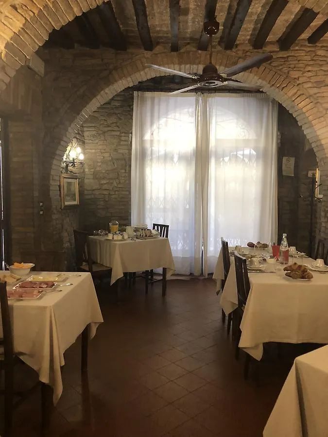 سان جيمينيانو Locanda Il Pino فندق مبيت وإفطار سان جيمينيانو